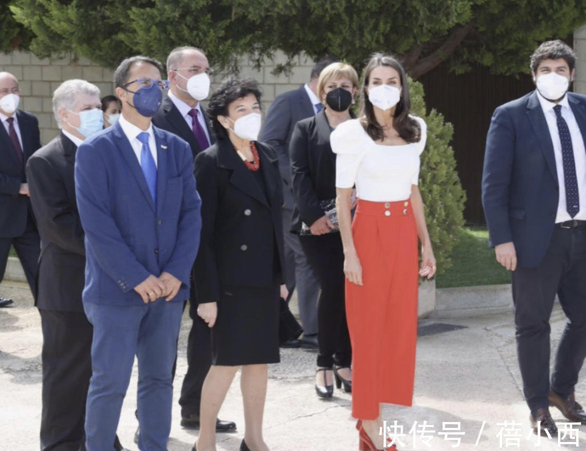 年龄|又被西班牙王后惊艳到了,穿印花连衣裙高贵优雅,好气质不惧年龄