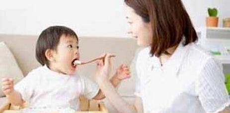 鱼刺|3岁孩子吃鱼“卡鱼刺”,妈妈这“取刺”办法,连儿科医生都称赞