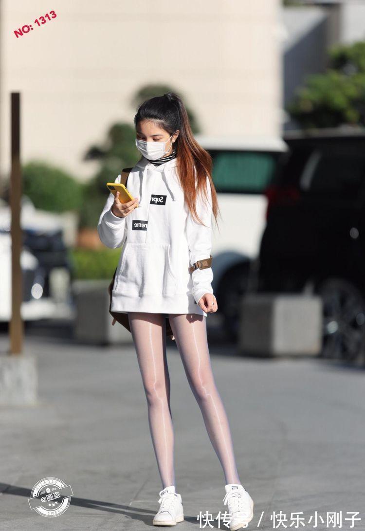 连衣裙|温柔的浅棕色背心上衣，搭配复古喇叭裤，造型变得大方美丽