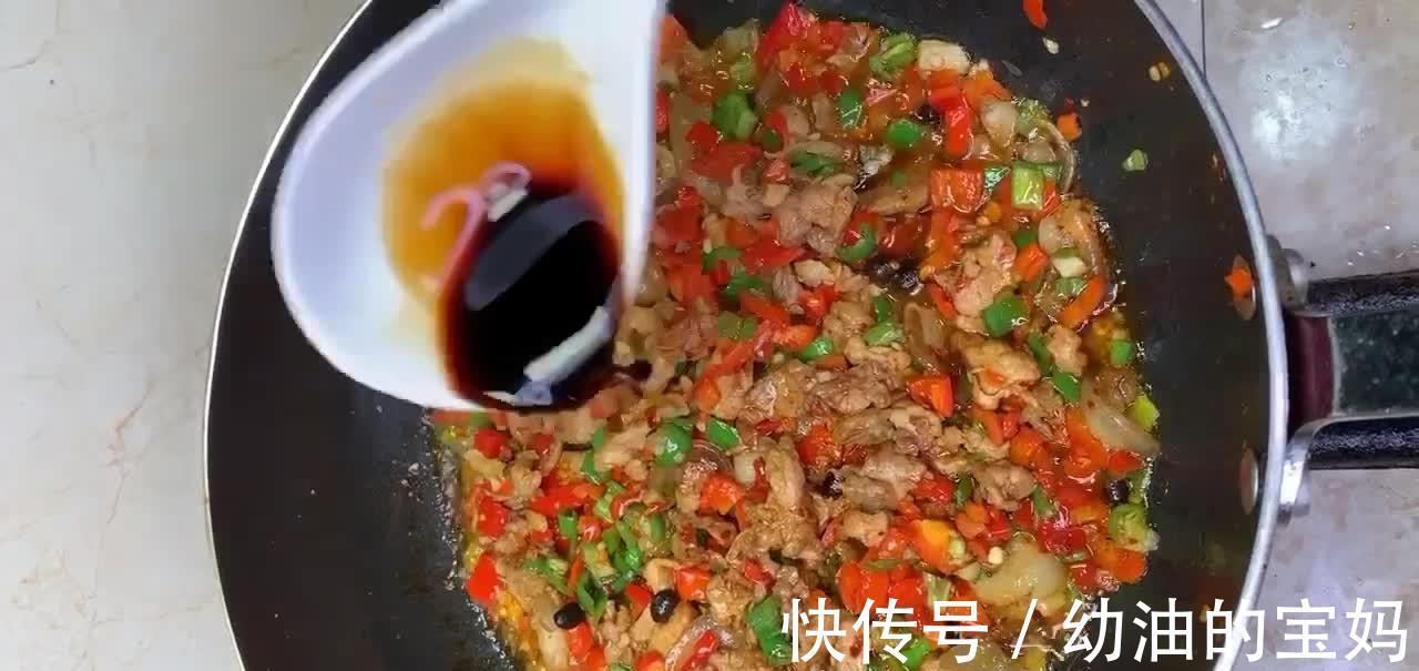 蒜苗炒肉片，口味咸香微辣，极其农村特色，农家菜馆必点的美味！