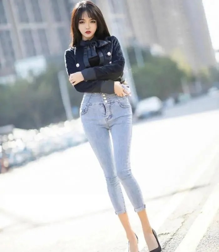 高腰牛仔裤的魅力,只有身材好的女生穿上才能展现出来