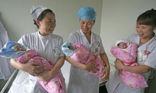 宝宝|孕妈怀胎12个月,肚子大如气球,宝宝出生后,吓坏医生和护士