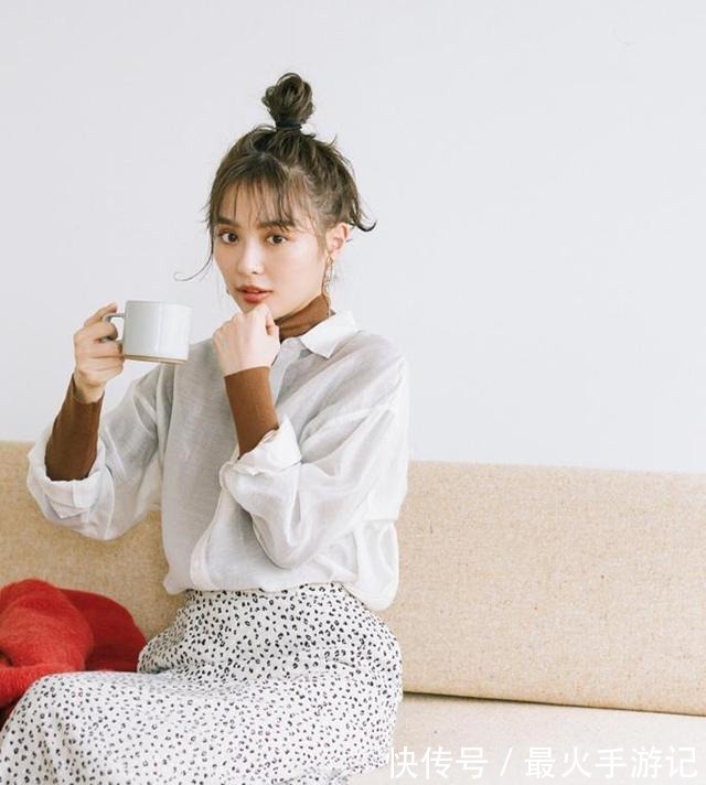 女人 女人年过三十还不会打扮试试“衬衫+高领”,这样穿时尚显气质!