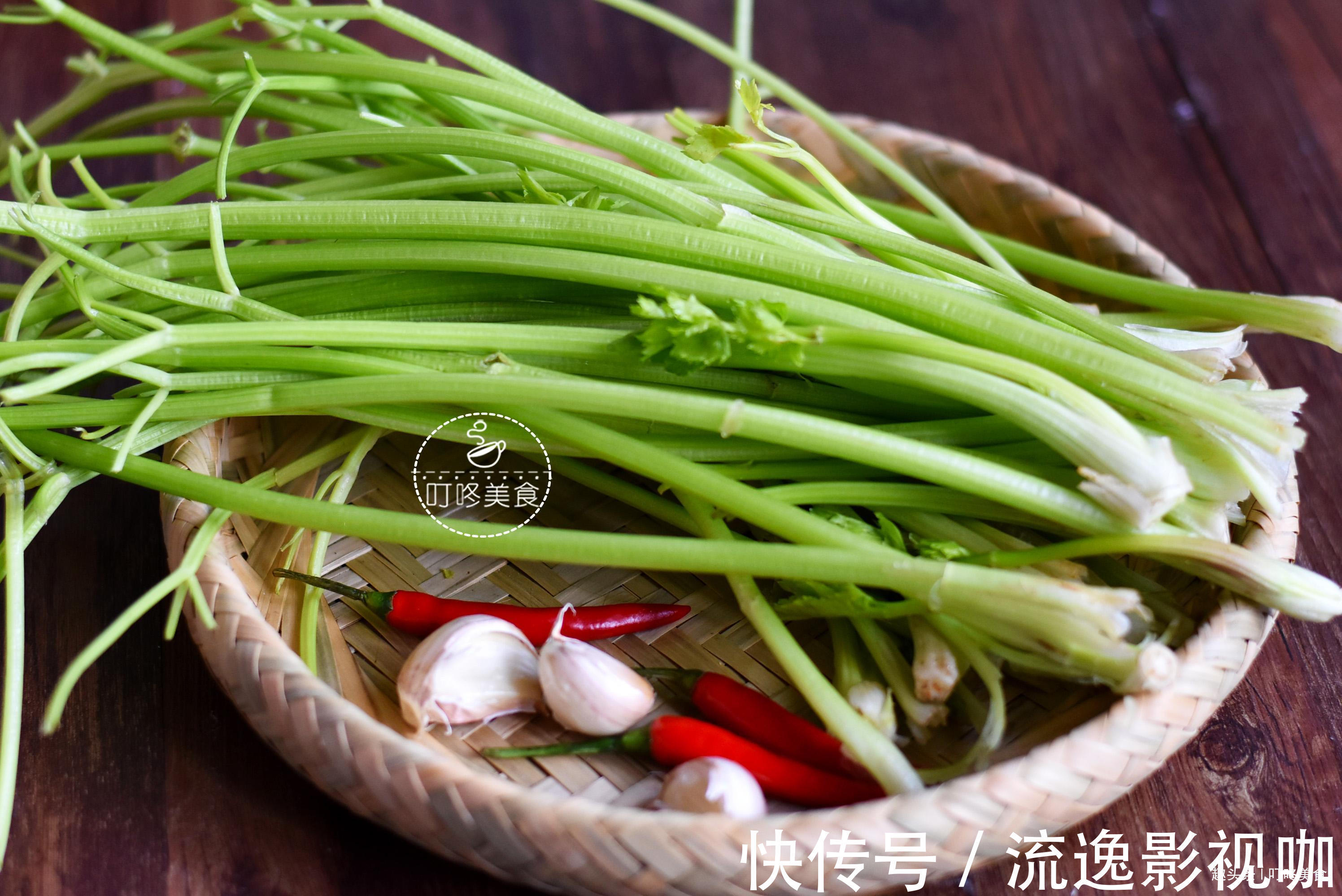 菜谱|炒芹菜时,直接下锅炒就错了!少了一步,芹菜不香还不入味
