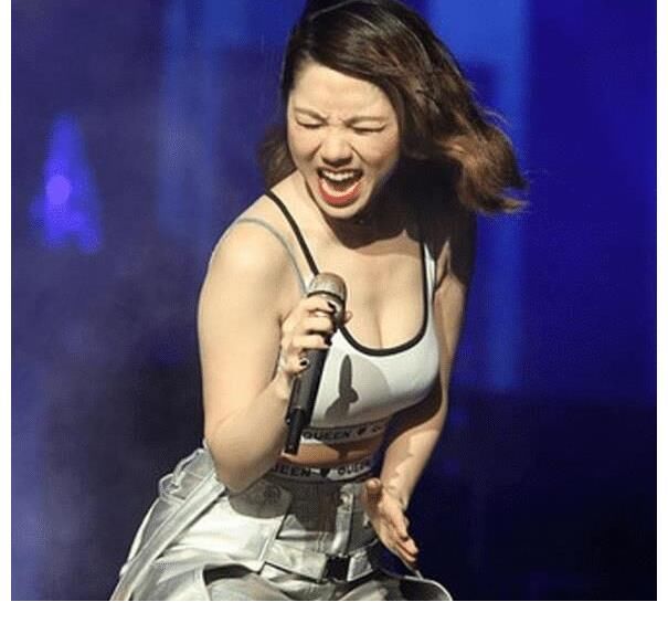 邓紫棋在流行之前是什么样子的?看着她的照片,男人们会这么想