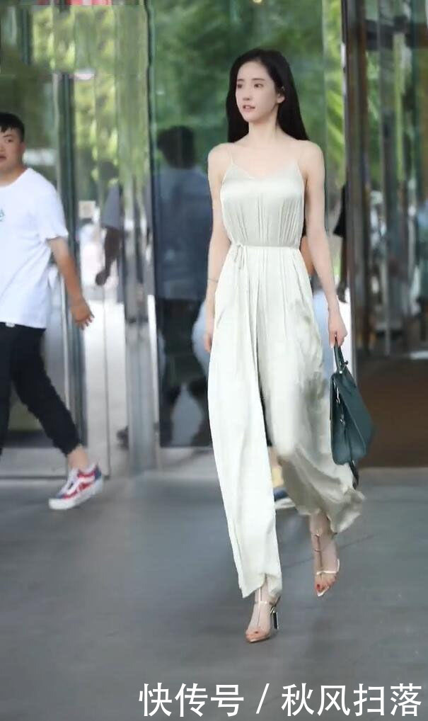 实在不明白,这件“连体裤”到底怎么穿上去的