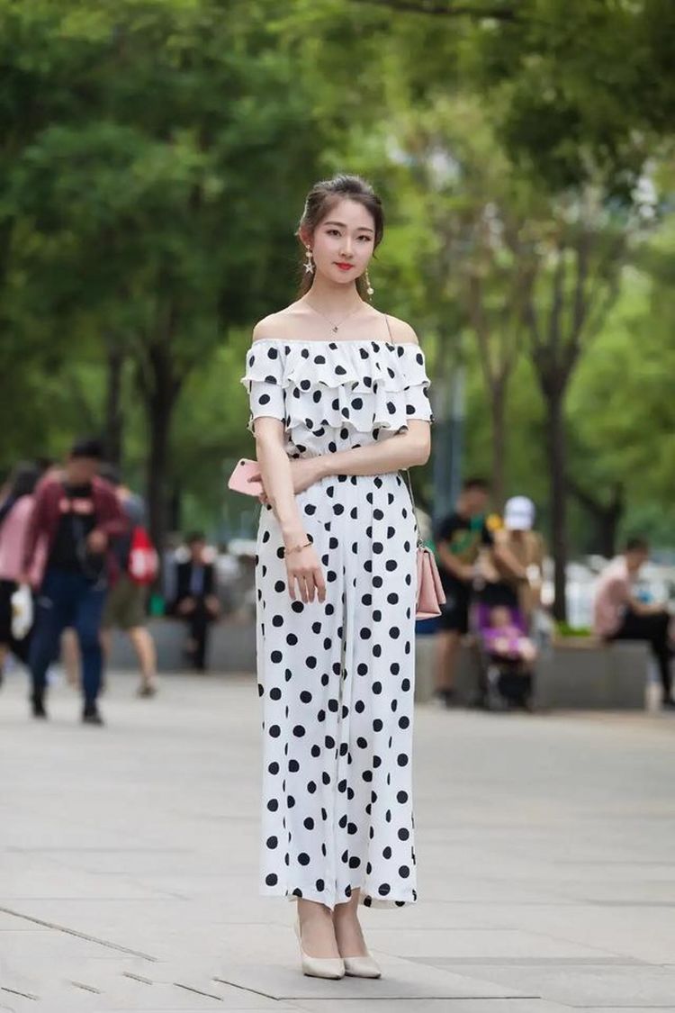 西服裙|街拍：花边牛仔连衣裙，时尚魅力，设计感很强