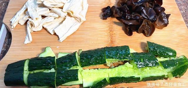 招待客人的时候,做这样一道凉拌菜,清脆爽口吃得完全停不下来