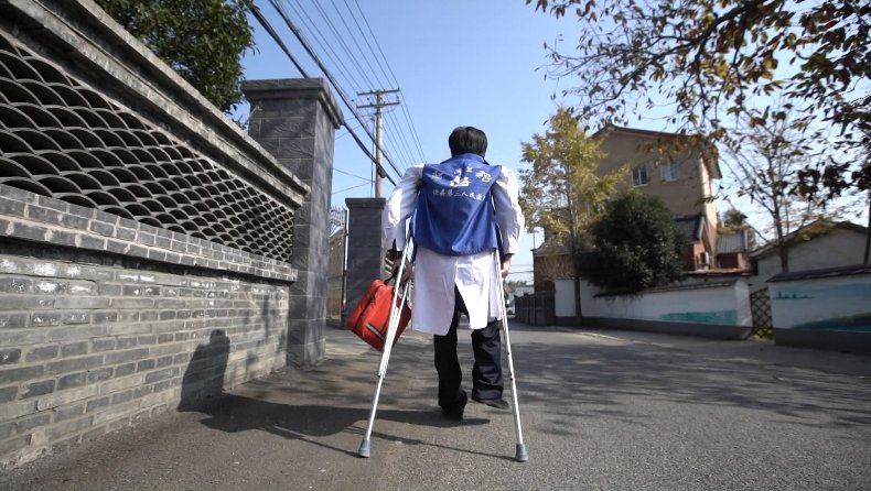 和平镇琛|【国际残疾人日】长兴：“拐杖医生”范虎勇 守护村民35年