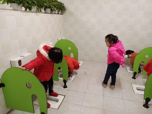 青春期|幼儿园老师将孩子午休照发至群众,家长大怒今天必须给个说法!