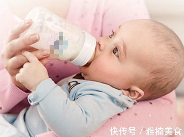 声音|给孩子喂奶的时候,孩子总是抬头看妈妈并笑,宝宝这是在做什么呢