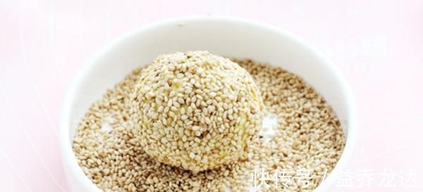 做南瓜饼不用油炸,不加水不发面,咬一口满嘴香,2天不吃馋得慌