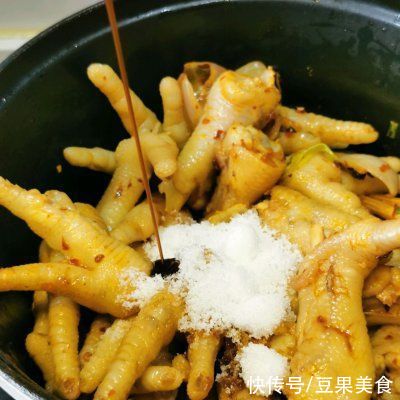 老干妈酱|冬天的的味道，香辣凤爪煲不用烤箱照样能做