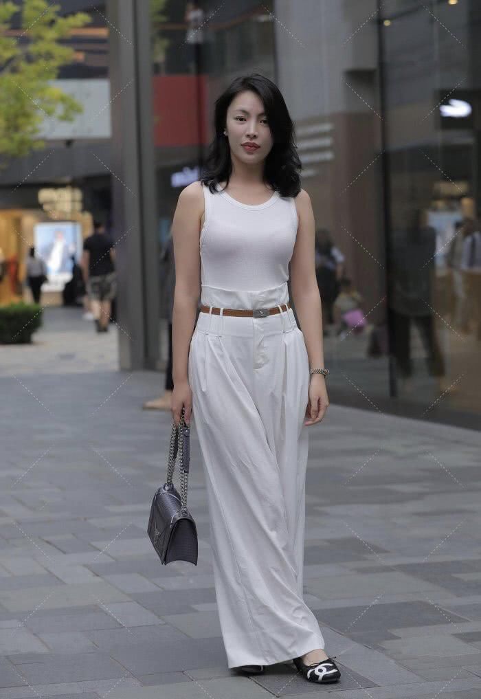 时尚达人的穿搭方式就是特殊,紧身衣搭配高腰裤子,时髦的气质