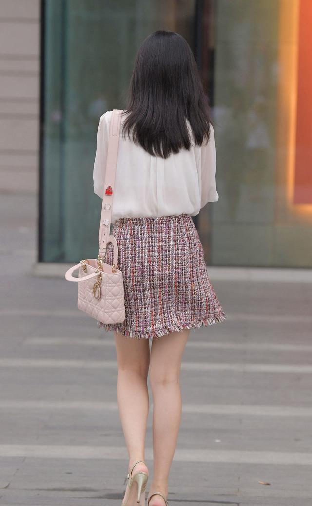 美女街拍:清澈甜美的连衣裙穿搭,尽显女性的柔美