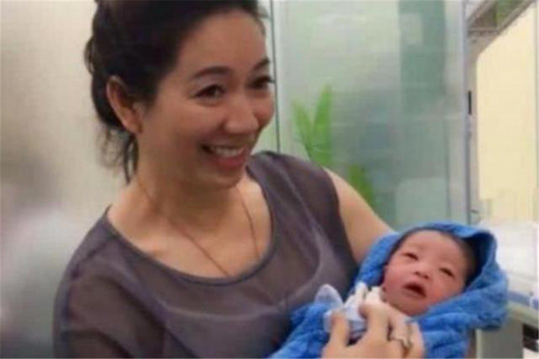 外婆|“最嫩外婆”产房门口抱外孙,路人疑惑:才生完孩子就能溜达了?