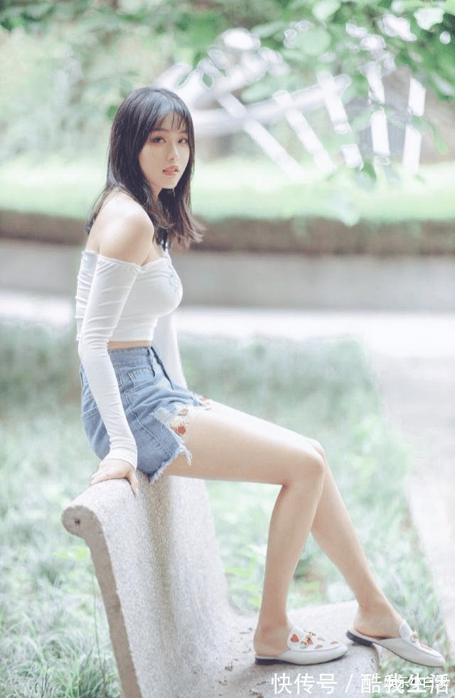 烟火|白色高腰肚脐紧身t恤搭配牛仔短裤，美观精致，不吃烟火