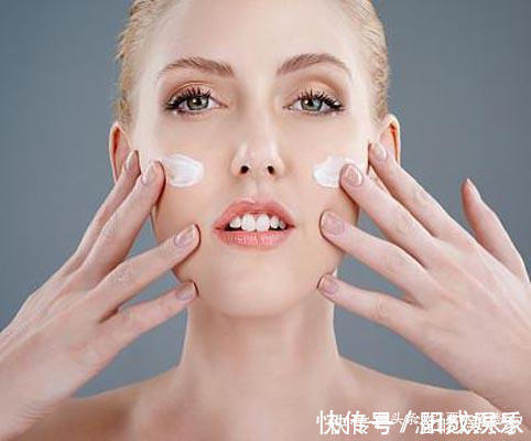 毛巾 女人不管奔几,洗脸后要懂得“3不要”,不然再贵护肤品也白用