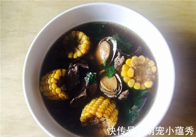 大热天请闺蜜来家里吃饭，我特意下厨招待，上桌后老公脸都黑了！