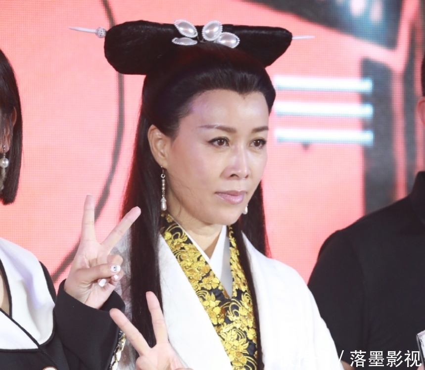 baby新造型出炉,穿古装扮“青蛇”好养眼,休息时的生图美上热搜