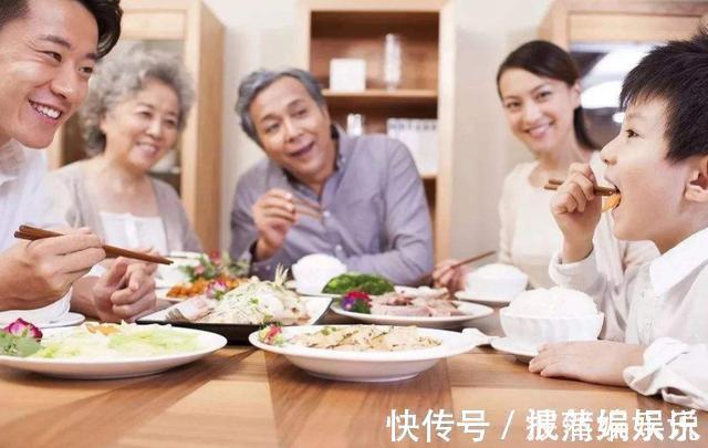 头发|“妈妈，菜里有一根头发”，两位妈妈不同的做法，情商立见高下