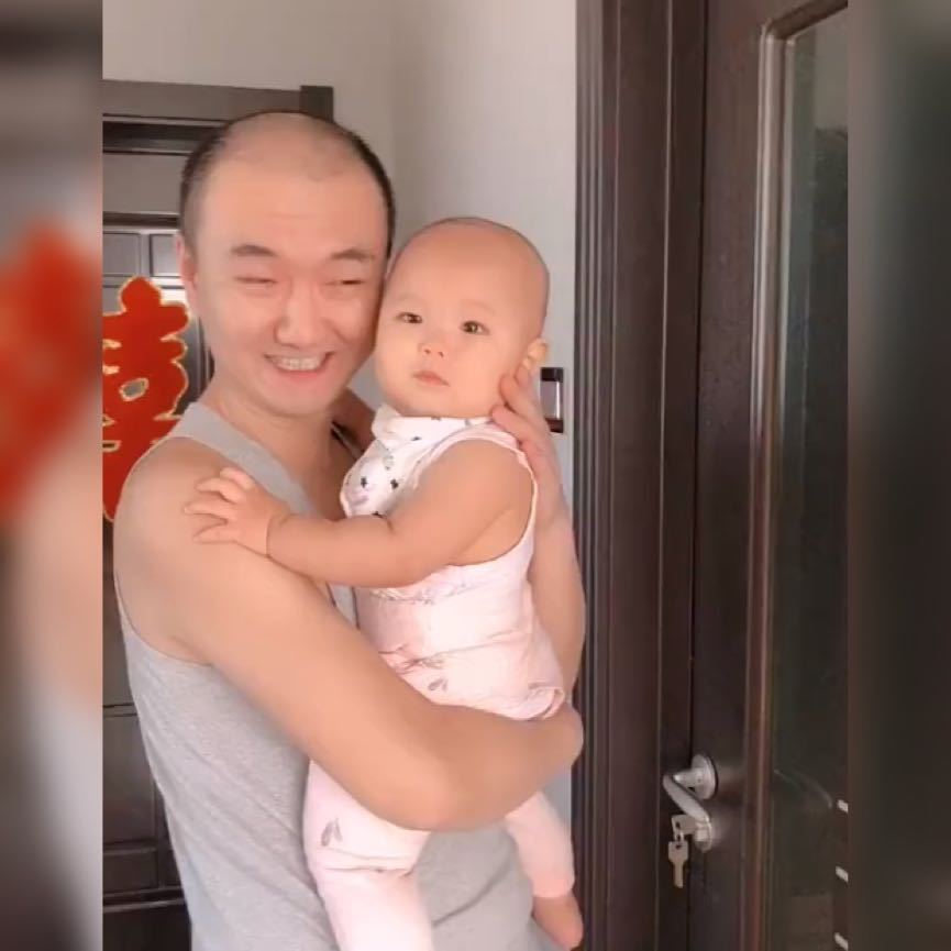 孩子|亲爸抱娃在家散步，用手敲了一下门，孩子听声音，我怕是磕着了