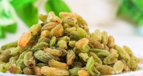 葡萄干不要当零食吃了,如此搭配泡水喝,气血足了,晚上睡眠好