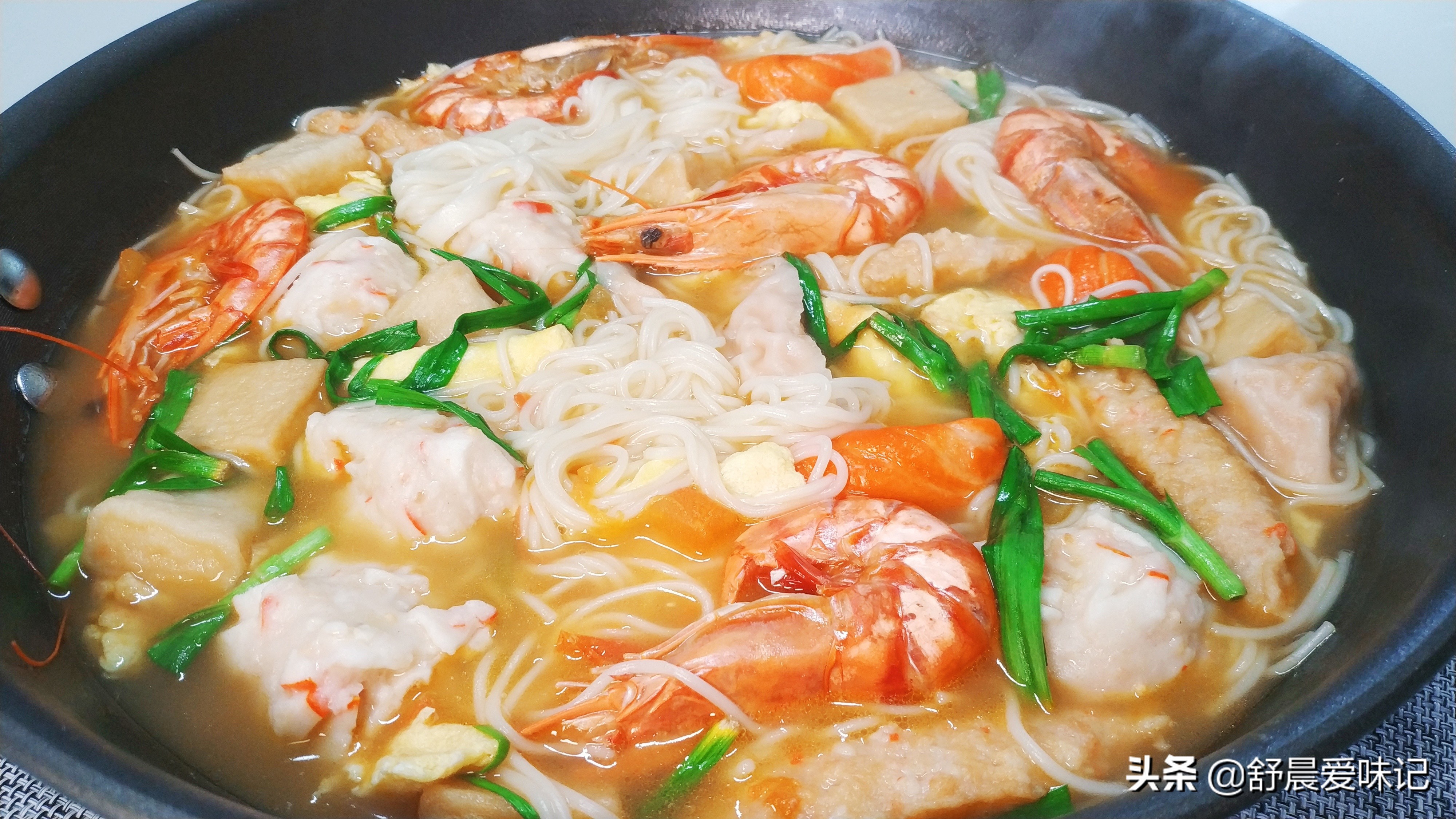 一把面条,一盘大虾,做家常海鲜面,简单好吃