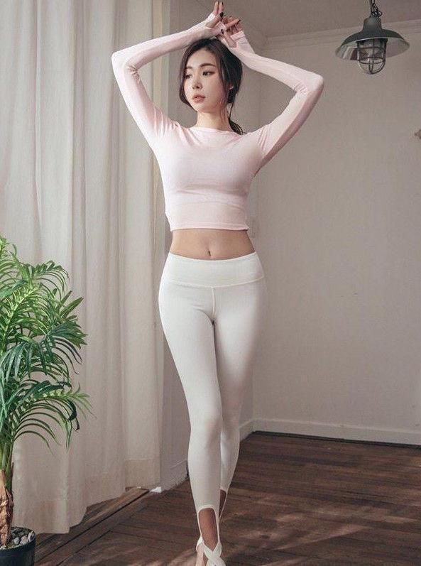 魅力|时尚街拍身姿丰盈的打底裤美女,纤瘦高挑,别具风格的魅力