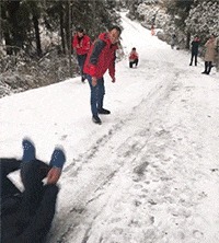 |搞笑GIF:姑娘 你这一字马厉害了 把旁边的小哥都吓跑了