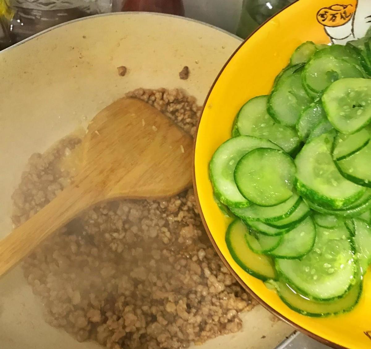 小米辣|黄瓜别再凉拌了，学会了这道黄瓜炒肉馅，简单味道好