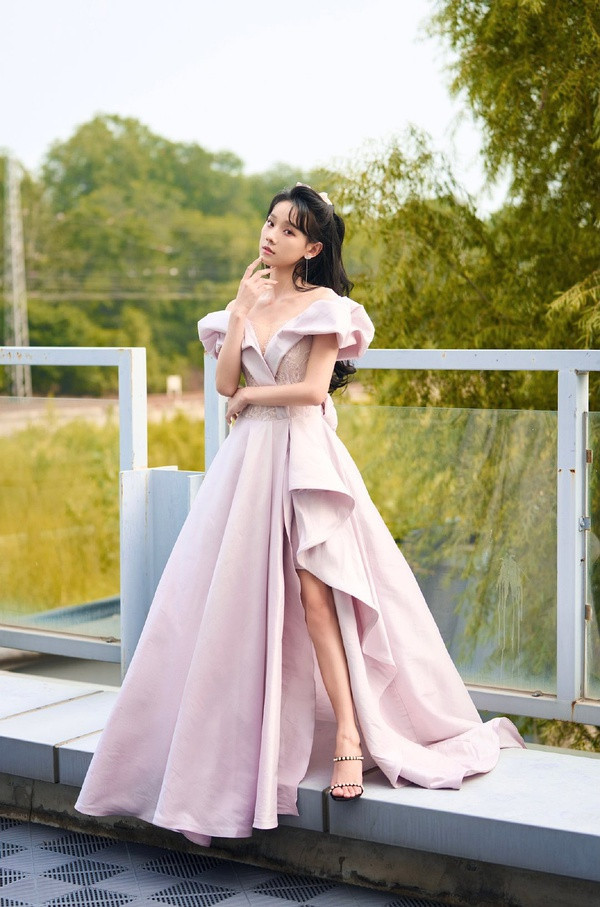 礼服|鲁照华穿抹胸摆尾礼服, 复古明媚气质动人, 这样的茜茜你们爱了吗