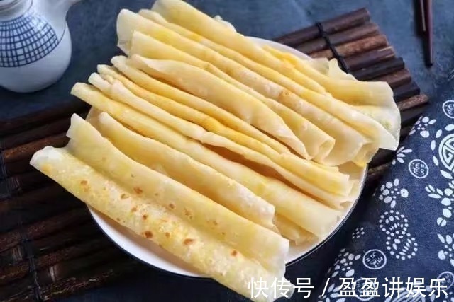 一碗面粉,2个鸡蛋,筷子搅一搅,做家人爱吃的饼,比大馒头好吃