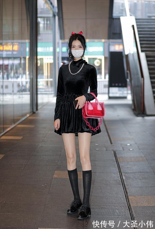 长靴|美女街拍:光腿袜虽然很潮流,但是搭配也要讲究,选对鞋子让人更漂亮