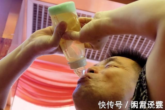 宝妈|宝妈奶水太多,可以分给丈夫喝吗?过来人:哪怕扔掉也别给丈夫喝