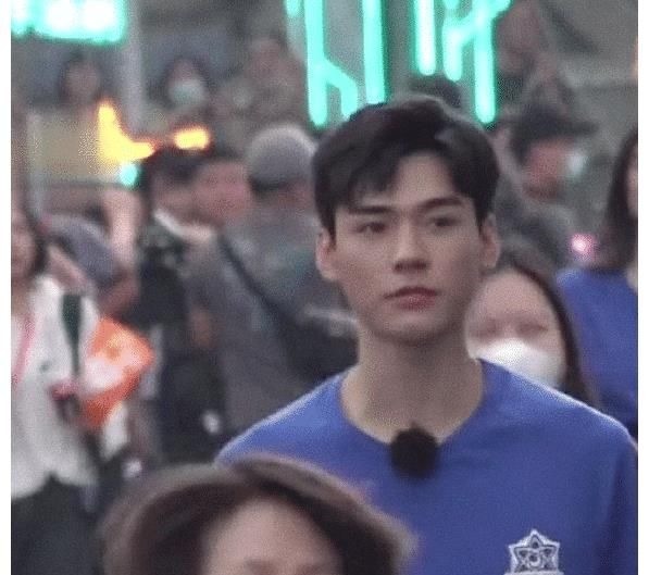 龔俊節(jié)目生圖曝光,路人鏡頭下又帥又酷,網(wǎng)友:有電競男主的內(nèi)味