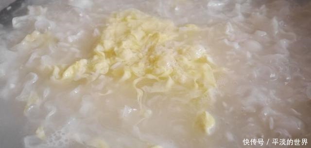 女人天冷就喝這湯，10分鐘煮一鍋，一周吃2次，活血養(yǎng)顏人漂亮