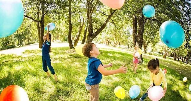 家长们|萌娃商场认错妈,抱着不松手,结果亲妈出现一脸懵,下一秒萌化了