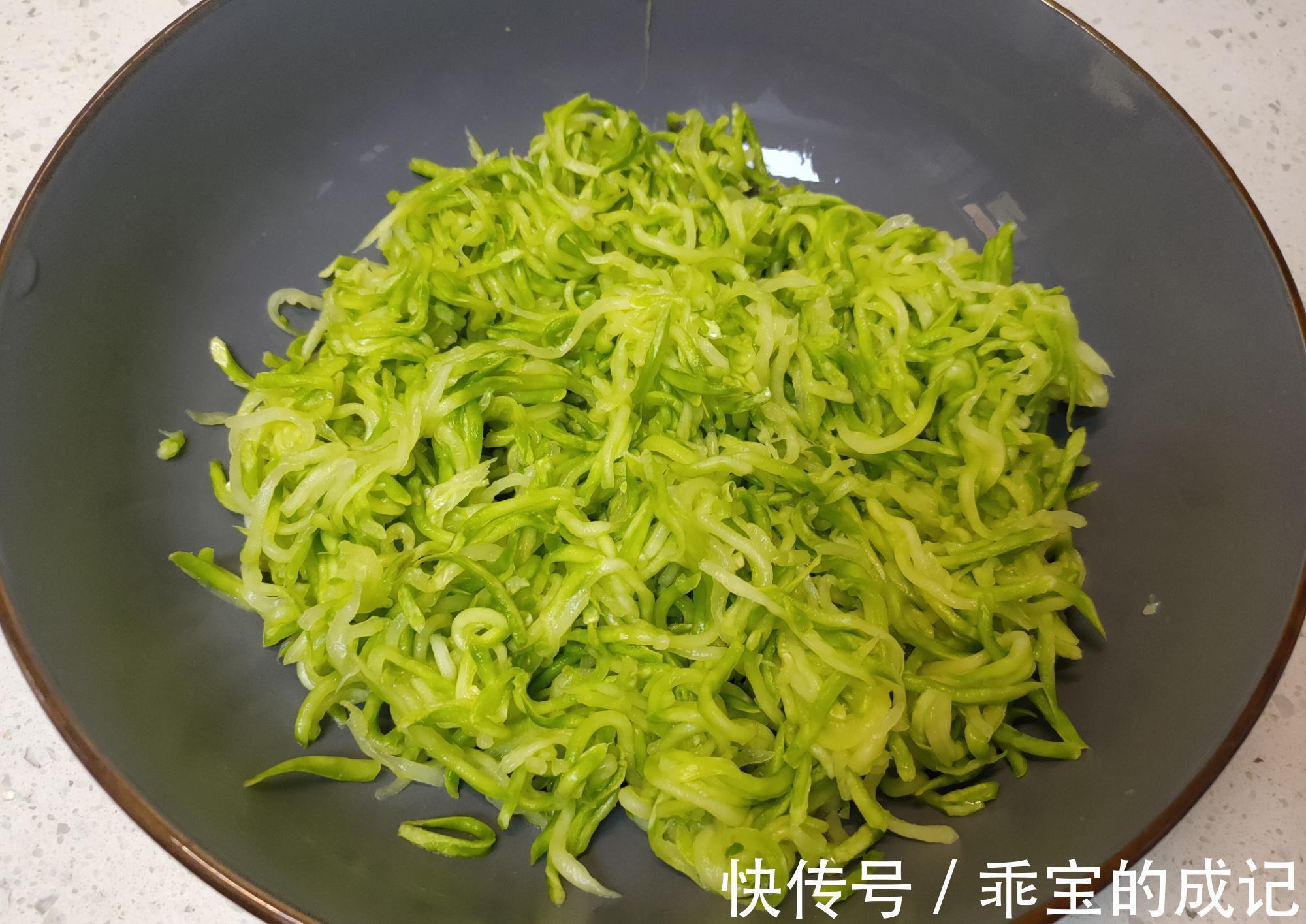 西葫芦|夏天必吃的西葫芦馅饺子，食材简单做法容易，清爽解腻真好吃