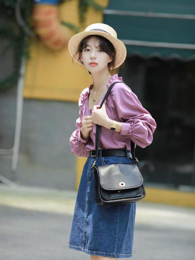 背带裙|会穿的人那么多,要怎样穿才不逊色呢?衬衫+ 牛仔裙简约时尚