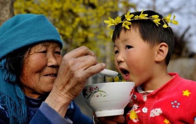 对孩子的态|别轻易让老人帮忙带孩子，不喜欢孩子的老人，这3个动作很明显