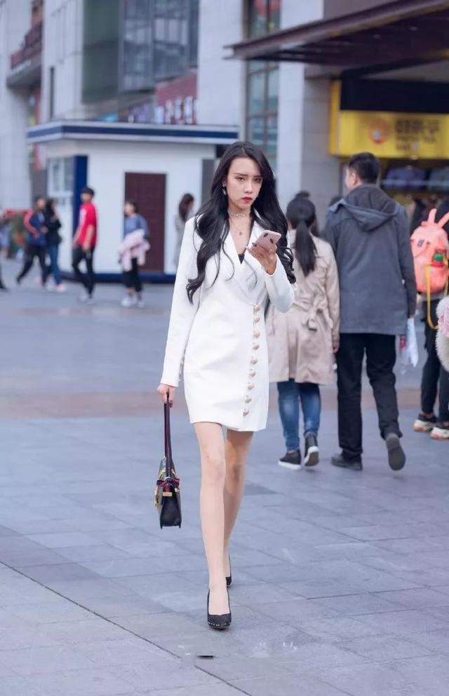 外套|长款白色西装外套搭配高跟鞋,明艳端庄,温柔知性