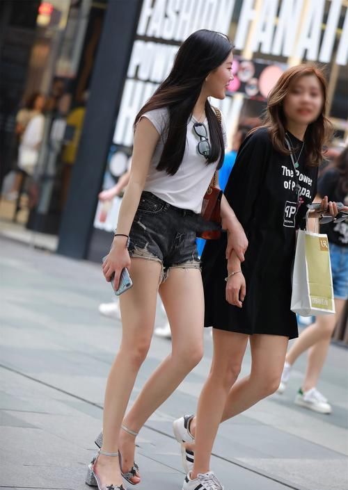 牛仔|纯白色短袖，简单又百搭，配牛仔短裤就很好看