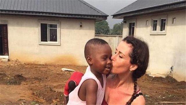 非洲|还记得6年前,在路边讨水喝的非洲小男孩吗?被收养后现状如何?