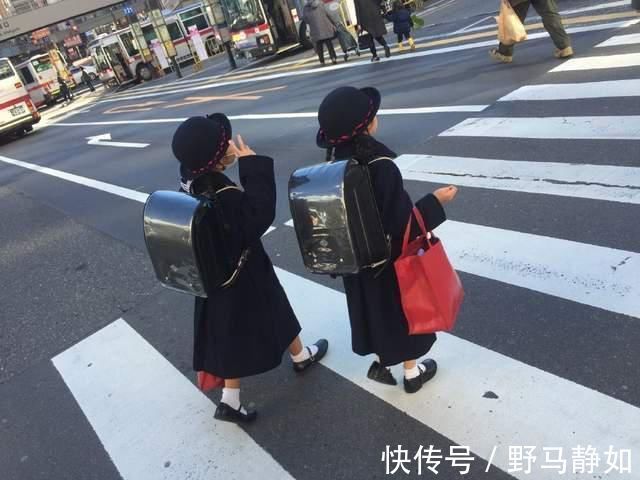 洋洋|7岁女儿语文考试得99.5分,回家闷闷不乐,妈妈看试卷后泪目