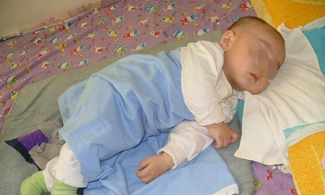 刘女士|宝宝睡觉“不老实”爱满床滚?可能和这四个原因有关,父母别大意