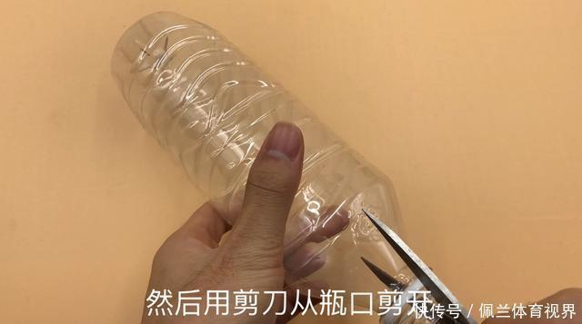 把毛巾塞进塑料瓶里,全家人都要抢着用,要是早知道就好了
