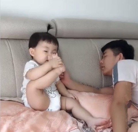 哥哥|宝宝抬脚让哥哥闻闻,哥哥假装被熏晕,宝宝随后的反应萌翻,可爱