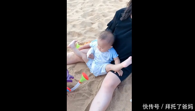 沙子|妈妈带宝宝来玩沙子,宝宝全程脚不沾地!网友:萌娃从小就有洁癖
