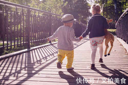 偷窥|女儿换衣服被偷窥,家长保护孩子同时,还应教会他们如何保护自己